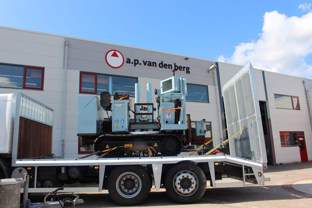 Midi Crawler CPT A.P. van den Berg 6 tonnes Hyson 200KN Professional on Truck