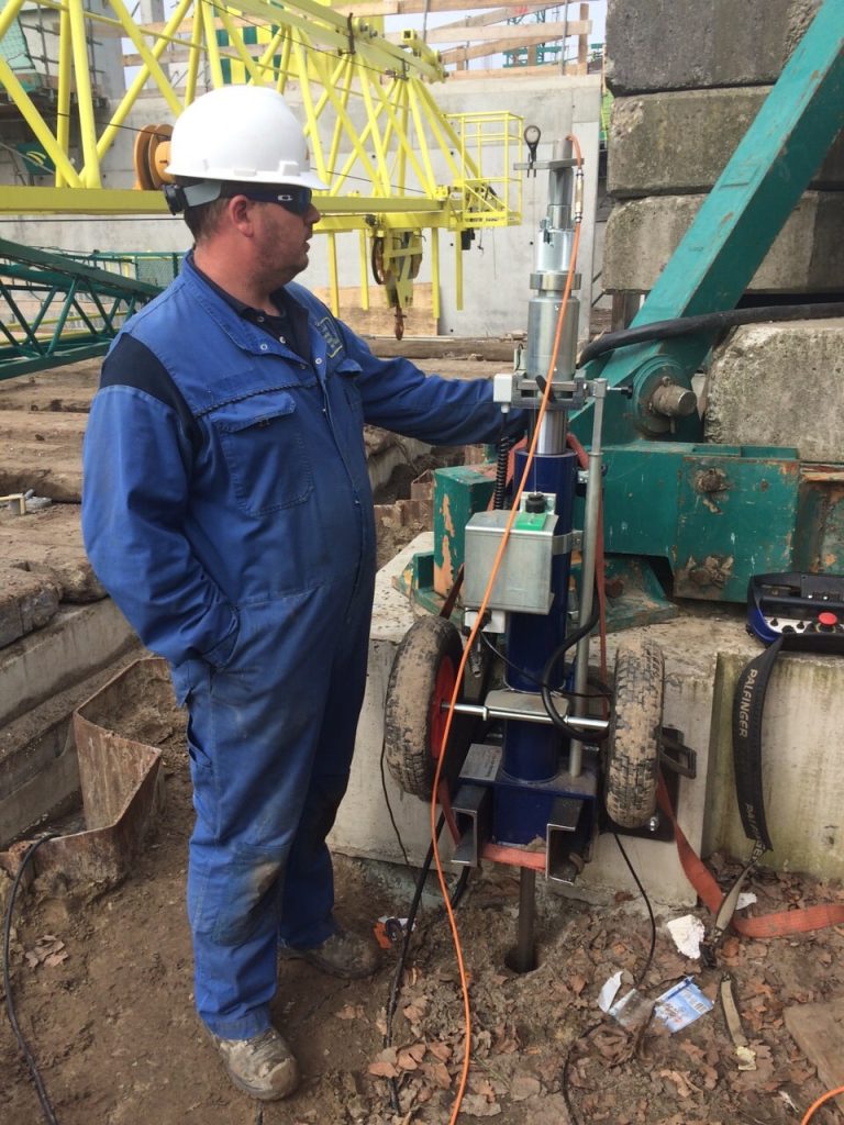HYSON 100 kN-LW Secured to Concrete Foundation HYSON 100 kN-LW Secured to Concrete Foundation